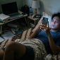Ilustrasi Penggunaan Perangkat Digital Berlebih yang Dapat Memicu Gangguan Penglihatan dan Penurunan Kualitas Tidur, (Foto: AI.)