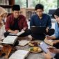 Ilustrasi Mahasiswa Sedang Mengaji dan Mengerjakan Tugas Bersama Sambil Menunggu Buka Puasa, (Foto: Ai)