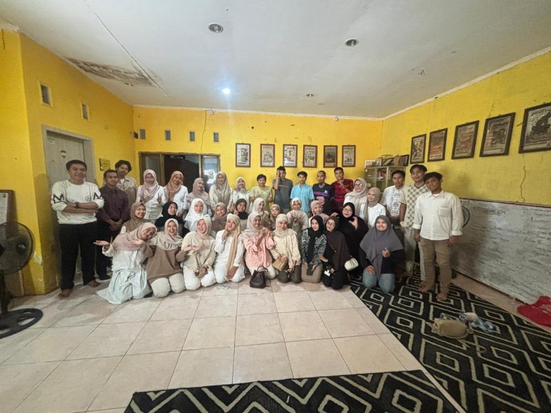 Sesi foto bersama senior dan pengelola LPM Profesi UNM, (Foto: Dok. Profesi)