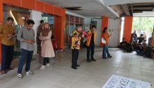 Potret Dekan Fakultas Ilmu Sosial dan Hukum Supriadi Torro di Depan Para Demonstran, (Foto: Muhammad Syarif)