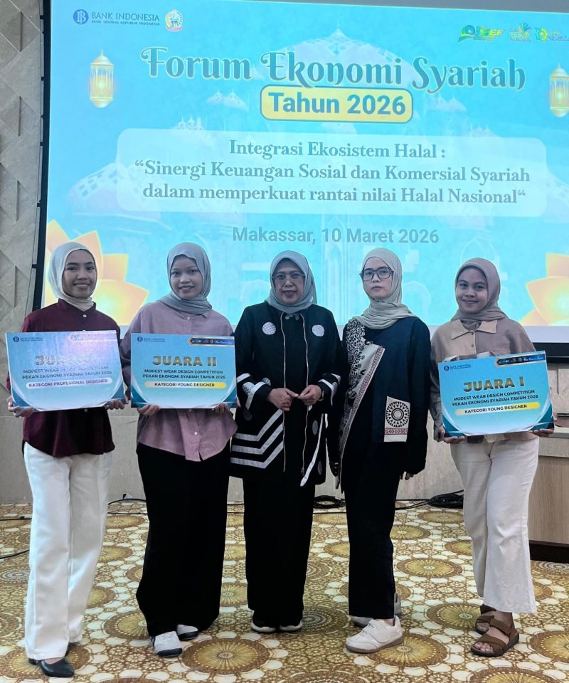 Potret Mahasiswa Tata Busana FT UNM Bersama Ketua Jurusan Pariwisata dan Perhotelan FT UNM Usai Meraih Juara, (Foto: Ist.)