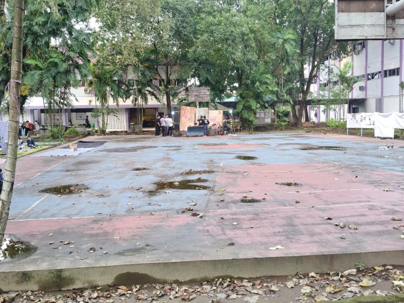 Kondisi Lapangan di Fakultas Bahasa dan Sastra (FBS) UNM yang Tergenang Air Setelah Hujan, (Foto: Dok. Profesi)