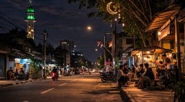 Ilustrasi Suasana Kota di Penghujung Ramadan, (Foto: AI)