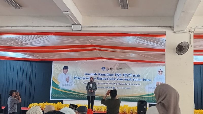 Potret Plt Rektor UNM saat Memberikan Sambutan dalam Kegiatan Berbagi Sembako, (Foto: Ist.)