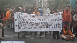 Foto Spanduk Penolakan SK Batasan Malam Kampus, (foto : Florencya Alnisa Christin.)