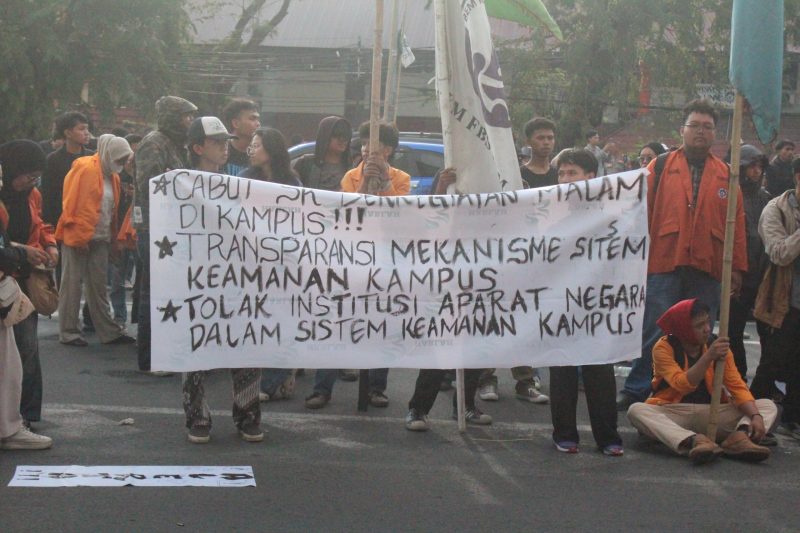 Foto Spanduk Penolakan SK Batasan Malam Kampus, (foto : Florencya Alnisa Christin.)