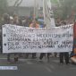 Foto Spanduk Penolakan SK Batasan Malam Kampus, (foto : Florencya Alnisa Christin.)