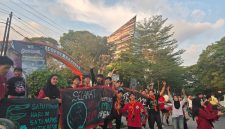 Potret Aksi Mapala Teknisi FT-UNM pada Hari Bumi 2026 di Kampus UNM Parangtambung, (Foto: Nathaya)