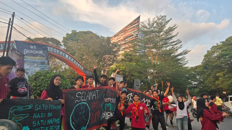 Potret Aksi Mapala Teknisi FT-UNM pada Hari Bumi 2026 di Kampus UNM Parangtambung, (Foto: Nathaya)