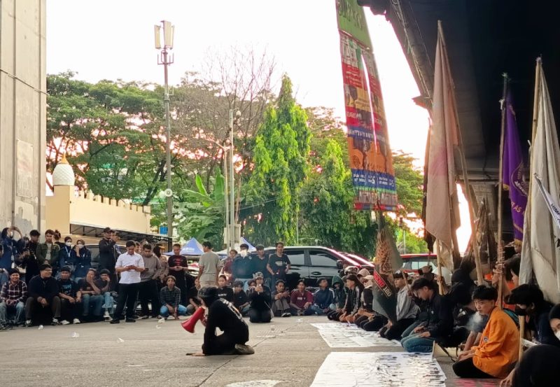 Potret Plt Presiden BEM Saat Menyampaikan Pernyataan Minta Maaf, (Foto: Nur Hafizhah)