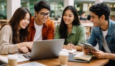 Potret Mahasiswa Berdiskusi Bersama Mengembangkan Skill Penting untuk Masa Depan Cerah dan Kompetitif, (Foto: AI.)