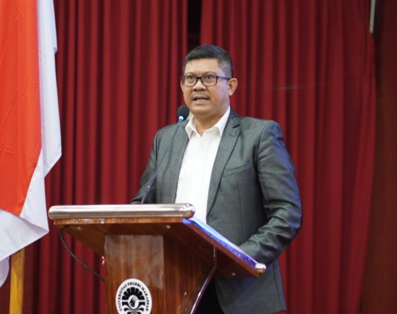 Potret Guru Besar UNM, Hasnawi Haris, (Foto: Int.)