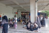 Foto Suasana Orang Tua Wisudawan di Pelataran Menara Pinisi, (Foto: M. Zaky Asryan. A)