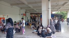 Foto Suasana Orang Tua Wisudawan di Pelataran Menara Pinisi, (Foto: M. Zaky Asryan. A)