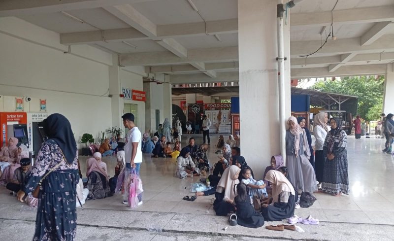 Foto Suasana Orang Tua Wisudawan di Pelataran Menara Pinisi, (Foto: M. Zaky Asryan. A)
