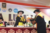 Potret penyerahan nama-nama alumni kepada Ketua IKA UNM, (Foto: Muh Apdal Adriansyah)