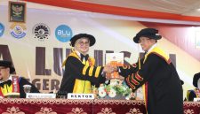 Potret penyerahan nama-nama alumni kepada Ketua IKA UNM (Foto: Muh Apdal Adriansyah)