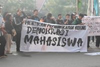 Foto para demonstrasi saat membentangkan spanduk berisikan tuntutan, (Foto : Florencya Alnisa Christin)