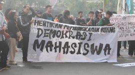 Foto para demonstrasi saat membentangkan spanduk berisikan tuntutan, (Foto : Florencya Alnisa Christin)