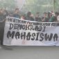 Foto para demonstrasi saat membentangkan spanduk berisikan tuntutan, (Foto : Florencya Alnisa Christin)