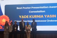 Penyerahan penghargaan Best Poster Presentation kepada Yade Kurnia Yasin di Malaysia, (Foto: Ist.)