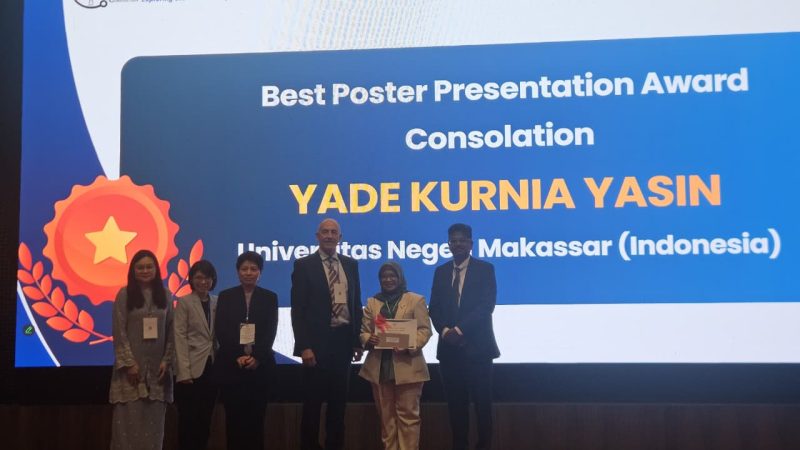 Penyerahan penghargaan Best Poster Presentation kepada Yade Kurnia Yasin di Malaysia, (Foto: Ist.)