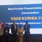 Penyerahan penghargaan Best Poster Presentation kepada Yade Kurnia Yasin di Malaysia, (Foto: Ist.)