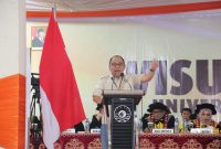 Potret Akbar Faizal saat menyampaikan Testimoni dan motivasi kepada seluruh wisuda (Foto: Muh Apdal Adriansyah)