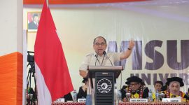 Potret Akbar Faizal saat menyampaikan Testimoni dan motivasi kepada seluruh wisuda (Foto: Muh Apdal Adriansyah)