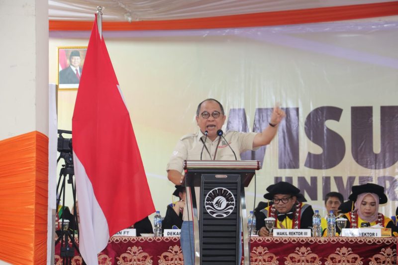 Potret Akbar Faizal saat menyampaikan Testimoni dan motivasi kepada seluruh wisuda (Foto: Muh Apdal Adriansyah)