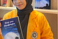 Potret Rikha Memegang Buku yang ia Tulis Sendiri Selama Dua Tahun, (Foto: Ist.)