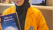 Potret Rikha Memegang Buku yang ia Tulis Sendiri Selama Dua Tahun, (Foto: Ist.)