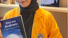 Potret Rikha Memegang Buku yang ia Tulis Sendiri Selama Dua Tahun, (Foto: Ist.)