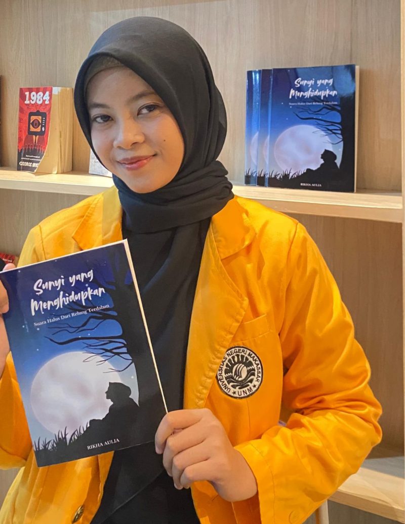 Potret Rikha Memegang Buku yang ia Tulis Sendiri Selama Dua Tahun, (Foto: Ist.)