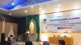 Potret Ketua Dewan Pengurus Pusat Ikatan Keluarga Alumni Universitas Negeri Makassar Memberikan Sambutan, (Foto: Ist.)