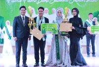 Potret Momen Penyerahan Penghargaan Kepada Juwita pada Malam Puncak di Gedung Mulo, (Foto: Ist.)