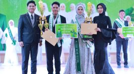 Potret Momen Penyerahan Penghargaan Kepada Juwita pada Malam Puncak di Gedung Mulo, (Foto: Ist.)