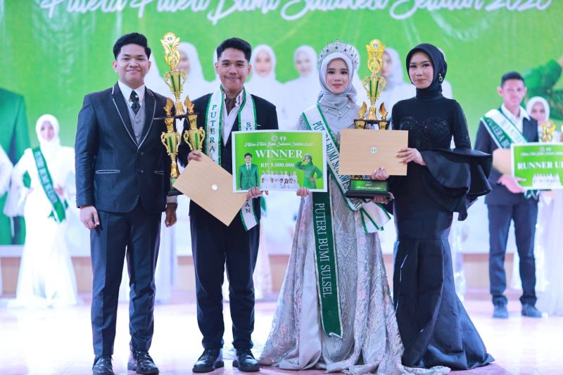 Potret Momen Penyerahan Penghargaan Kepada Juwita pada Malam Puncak di Gedung Mulo, (Foto: Ist.)