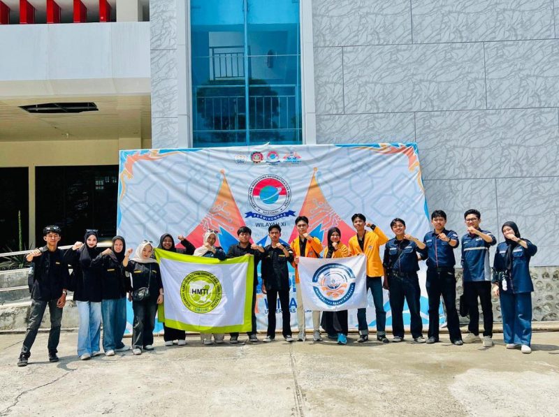 Foto Bersama Tim Himatik dengan Lain Ketika Kegiatan Berlangsung, (Foto: Ist)