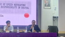 Potret Sukardi Weda (kanan) dalam Pemaparan Materi, (Foto: Ficka Aulia Khaerunnisa)