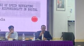 Potret Sukardi Weda (kanan) dalam Pemaparan Materi, (Foto: Ficka Aulia Khaerunnisa)