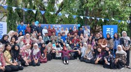 Foto Bersama Dosen Pendidikan Sosiologi, Para Panitia dan Para Sponsor di Kegiatan Expo Kewirausahaan Arbitration 26,(Foto: Azizah Auliyah)