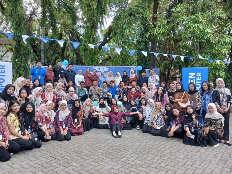 Foto Bersama Dosen Pendidikan Sosiologi, Para Panitia dan Para Sponsor di Kegiatan Expo Kewirausahaan Arbitration 26,(Foto: Azizah Auliyah)