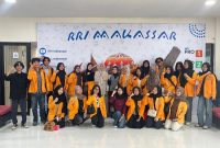 Mahasiswa Sastra Inggris angkatan 2023 UNM saat melakukan kunjungan dan observasi di studio RRI Makassar, (Foto: Ist.)