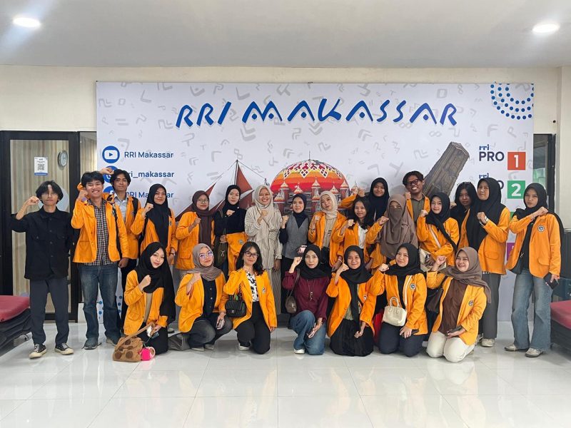 Mahasiswa Sastra Inggris angkatan 2023 UNM saat melakukan kunjungan dan observasi di studio RRI Makassar, (Foto: Ist.)