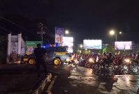 Potret Aparat kepolisian melakukan penyisiran di kampus UNM, (Foto: Hafid Budiawan)
