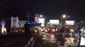 Potret Aparat kepolisian melakukan penyisiran di kampus UNM, (Foto: Hafid Budiawan)