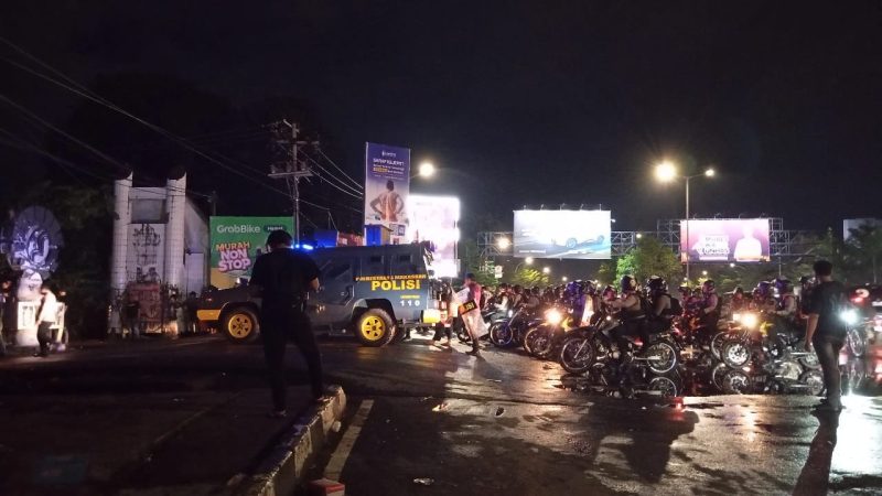Potret Aparat kepolisian melakukan penyisiran di kampus UNM, (Foto: Hafid Budiawan)
