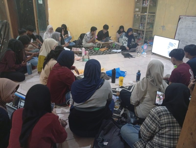Suasana Rapat Pra Harlah LPM PROFESI UNM ( Foto: Muh. Yusran.)