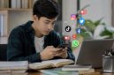 Ilustrasi Mahasiswa Saat Menggunakan Sosial Media, (Foto: AI)